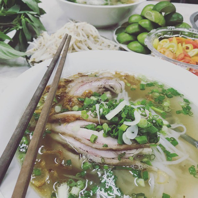 eat pho in saigon restaurant hoa